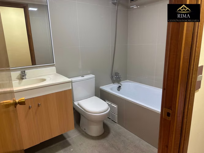 Amplio departamento recién remodelado: 4 dormitorios, 3 baños, estacionamiento y bodega - Imagen 18