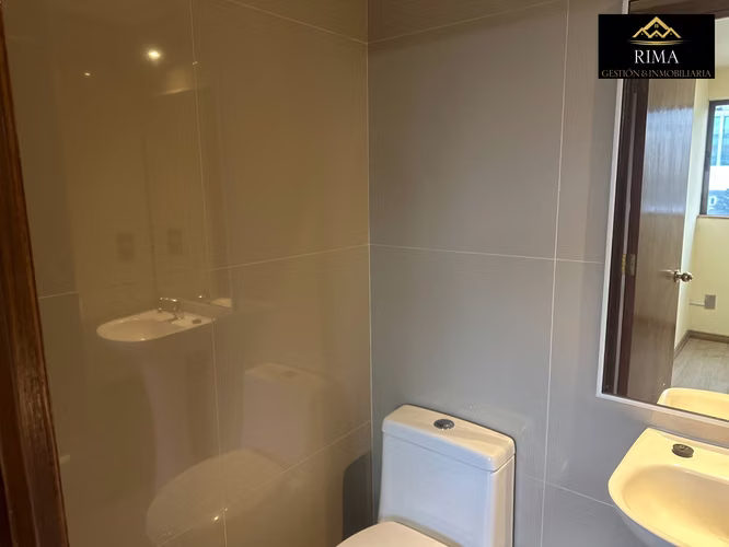 Amplio departamento recién remodelado: 4 dormitorios, 3 baños, estacionamiento y bodega - Imagen 8