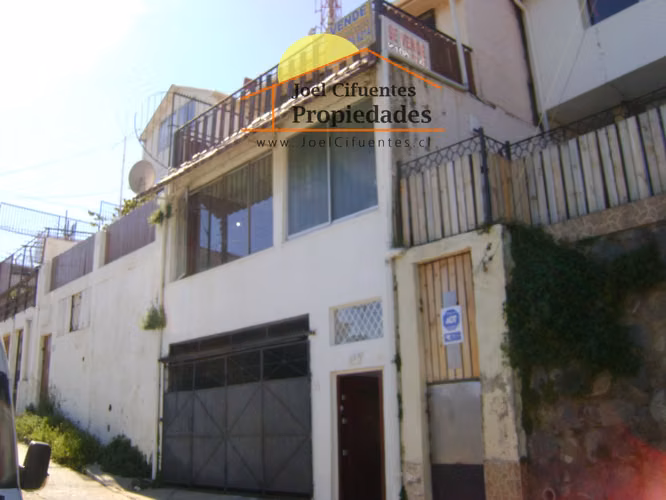 Casa sólida, 5 dormitorios, 2 baños, con vista a la bahía. Cod-2073