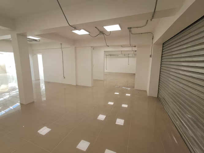Local en Centro, Calle Maipú: Amplio, Remodelado y Listo para Operar