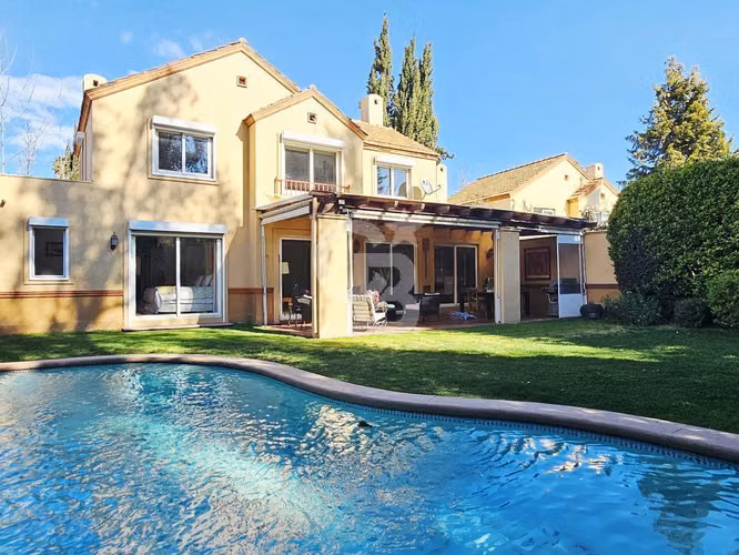 En venta, estupenda casa en Condominio en La Dehesa