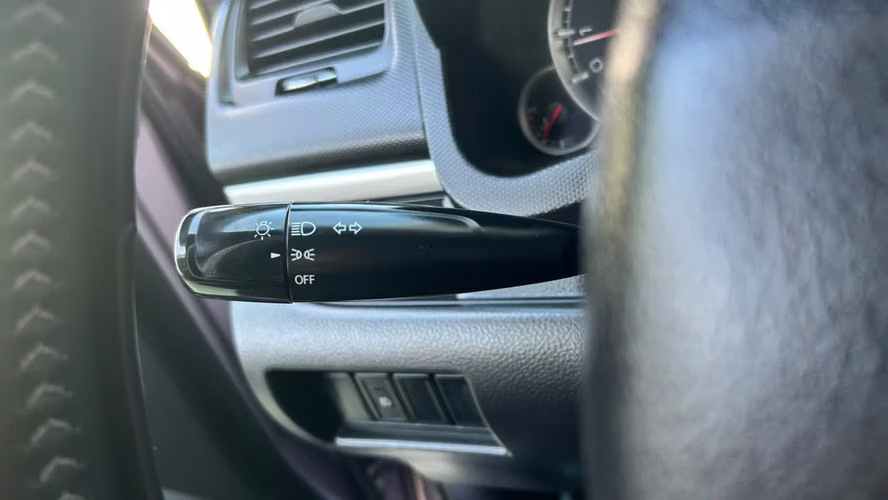 SUZUKI SWIFT GLX 1.2 MT (2017) - Imagen 19