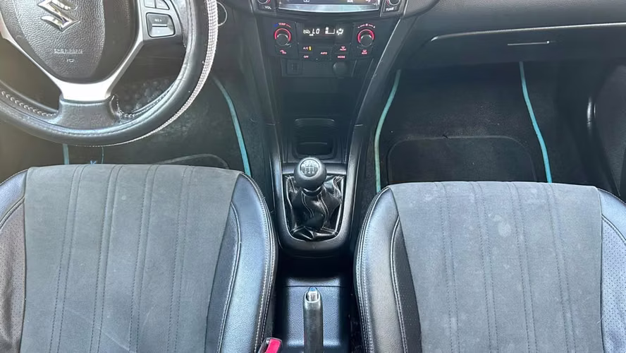 SUZUKI SWIFT GLX 1.2 MT (2017) - Imagen 15