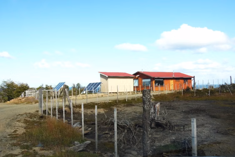 VENDO PARCELA CON CASA Y GALPÓN EN KILÓMETRO 25 SUR