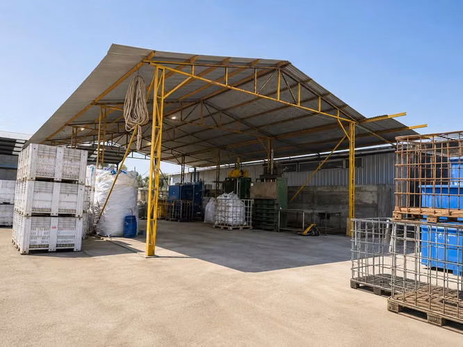 Ayudante de bodega de reciclaje