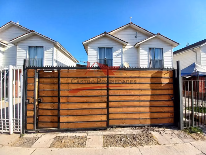 HERMOSA CASA DOS PISOS, 2 DORMITORIOS Y 2 BAÑOS