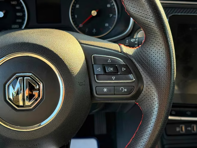 MG ZX DLX 4X2 CVT AT 5P. (2023)