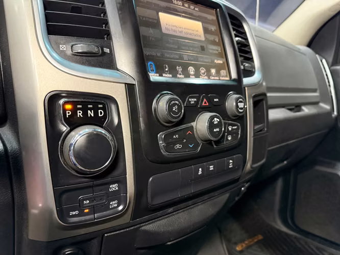 Dodge Ram 1500 SLT 4x4 3.6 2018 - Imagen 17