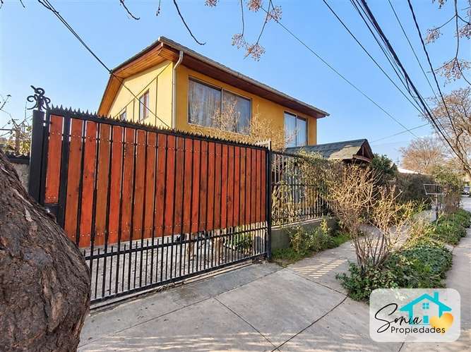 Vendo casa Ñuñoa 4D/2B 3 Estc. Patio cerca Juan Monckeberg