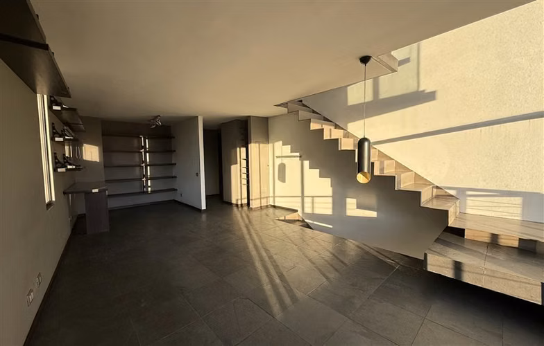 Exclusivo Tríplex con Vista a Plaza Loreto Cousiño - Imagen 4