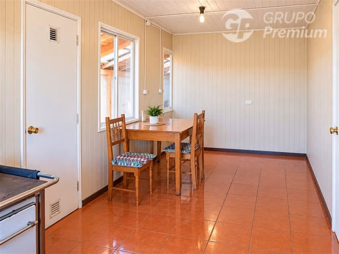 CASA EN VENTA EN DALCAHUE AMPLIO TERRENO Y VISTA AL CANAL - Imagen 9