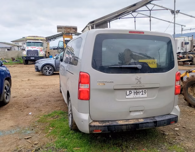 Venta MINIBUS PEUGEOT TRAVELLER BUSSINES BLUEHDI 2.0 AÑO 2021 - Imagen 4
