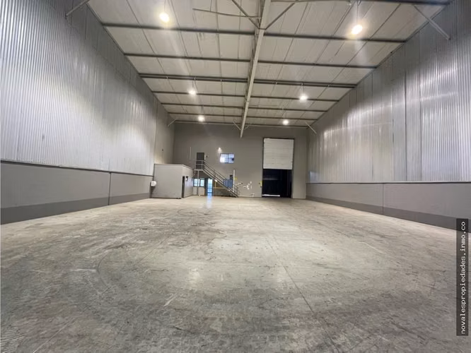 Arrienda bodega Avda. Las Industrias en Los Ángeles.