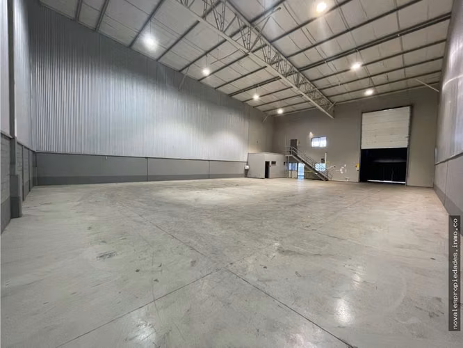 Arrienda bodega Avda. Las Industrias en Los Ángeles.