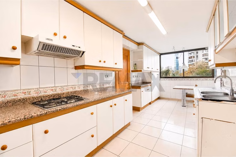 Las condes 240 m2, sector el golf - Imagen 11