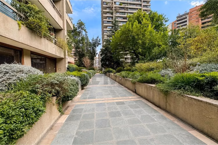 Las condes 240 m2, sector el golf - Imagen 24