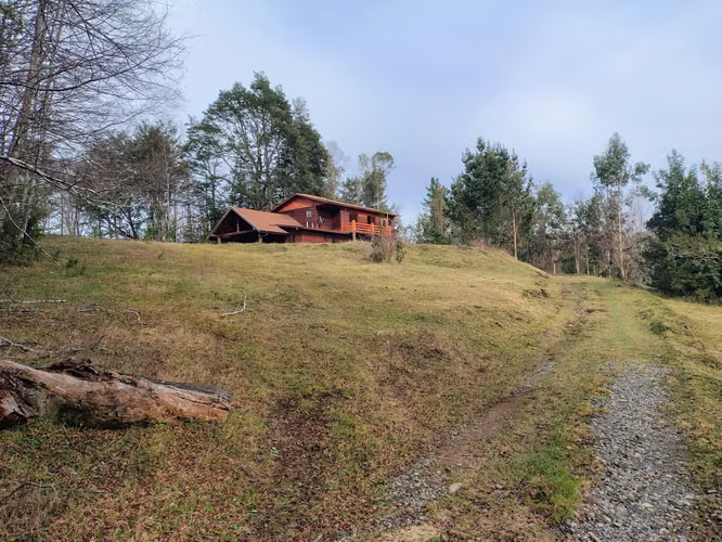 Hermosa Parcela de 7 Hectáreas con Casa y Cabaña — Camino a Lican Ray, Sector Hualapulli, Villarrica