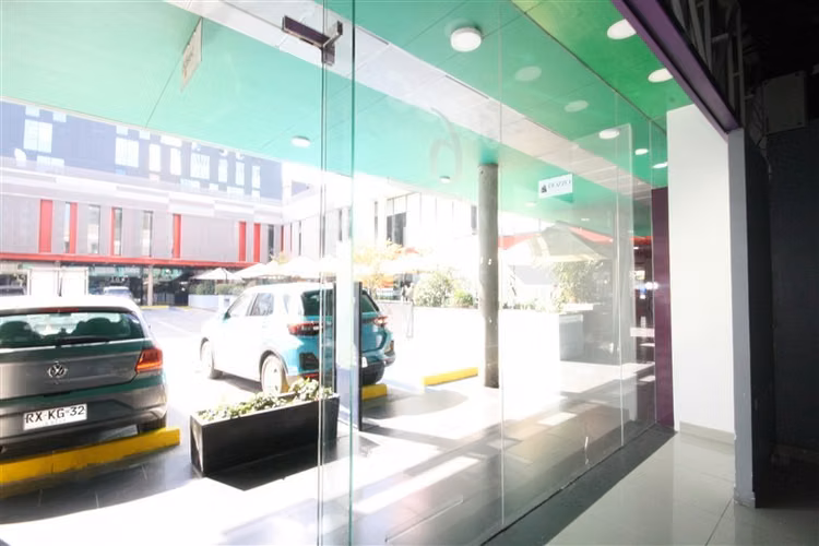 Local Comercial nivel calle en stripcenter de Vitacura