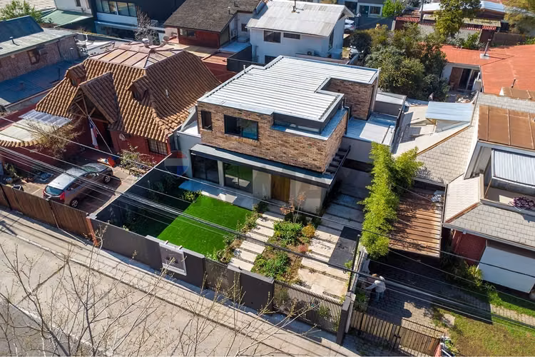 Casa remodelada quincho plaza y conectividad - Imagen 24