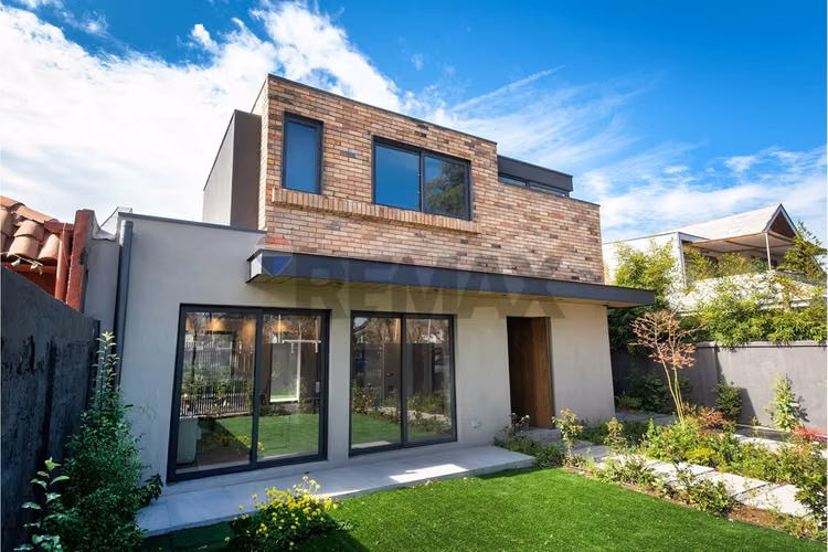Casa remodelada quincho plaza y conectividad - Imagen 1