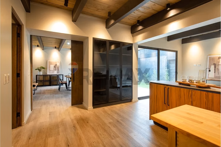 Casa remodelada quincho plaza y conectividad - Imagen 13
