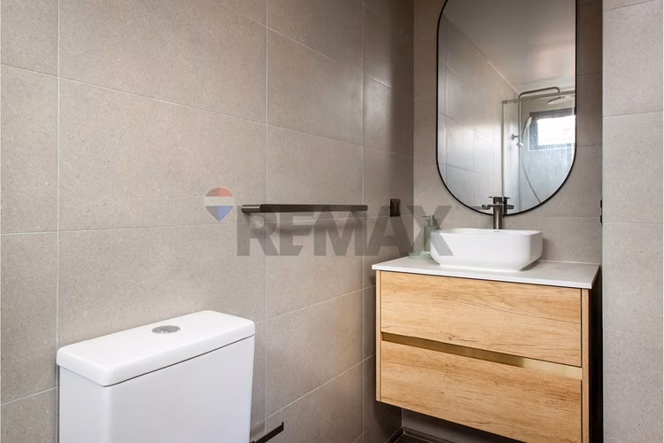 Casa remodelada quincho plaza y conectividad - Imagen 20