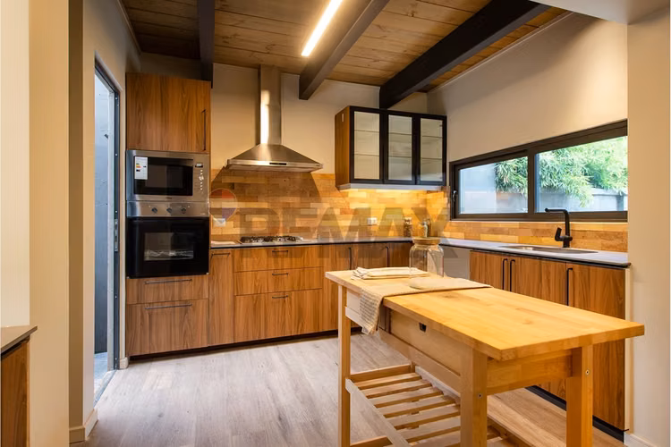 Casa remodelada quincho plaza y conectividad - Imagen 11