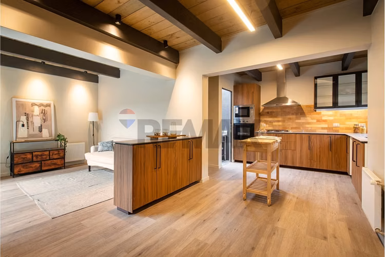 Casa remodelada quincho plaza y conectividad - Imagen 9