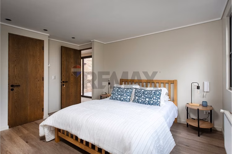 Casa remodelada quincho plaza y conectividad - Imagen 15