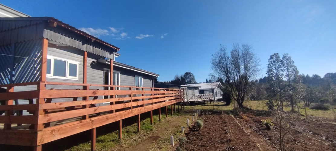 PARCELA CON 3 CASAS Y 1 QUINCHO
