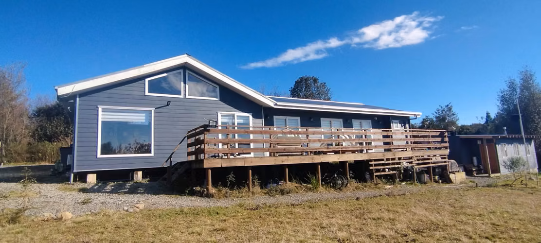PARCELA CON 3 CASAS Y 1 QUINCHO