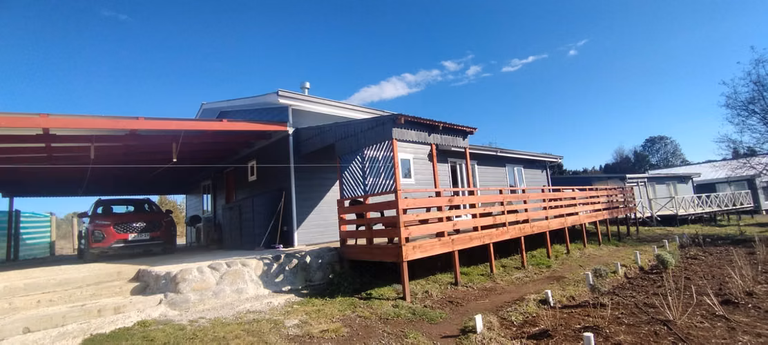 PARCELA CON 3 CASAS Y 1 QUINCHO