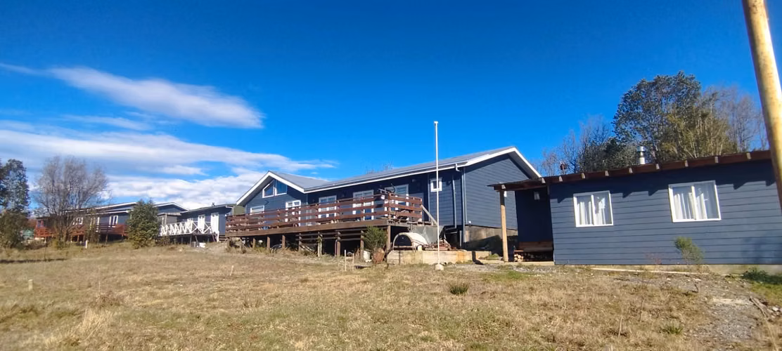 PARCELA CON 3 CASAS Y 1 QUINCHO