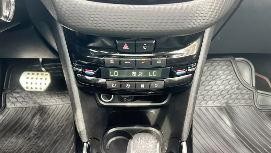 Peugeot 2008 GT LINE 1.2 AUT (2018) - Imagen 18