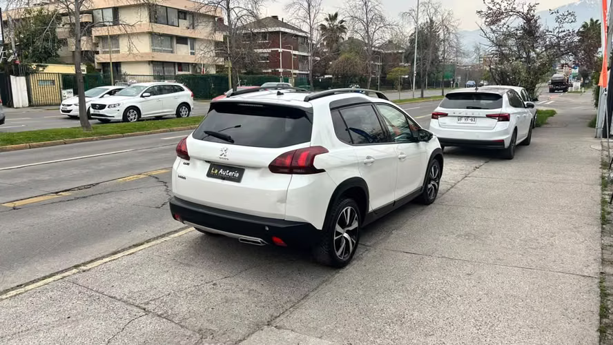 Peugeot 2008 GT LINE 1.2 AUT (2018) - Imagen 5