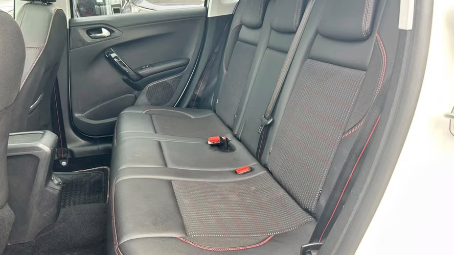 Peugeot 2008 GT LINE 1.2 AUT (2018) - Imagen 6