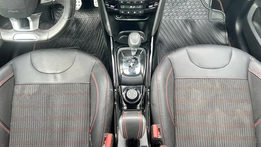 Peugeot 2008 GT LINE 1.2 AUT (2018) - Imagen 19