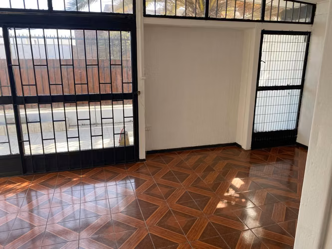 Sólida Propiedad Residencial - Calle Vilcún, Coviefi - 4 Dormitorios, 3 Baños - Imagen 4
