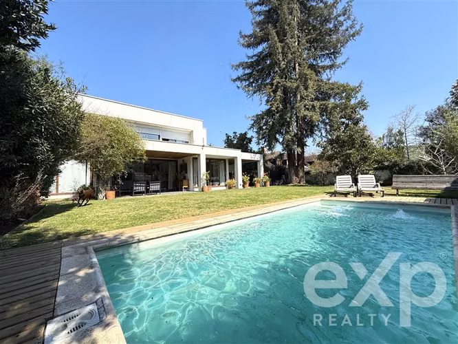 MARAVILLOSA CASA MEDITERRÁNEA EN CONDOMINIO, PRECIOSO JARDIN