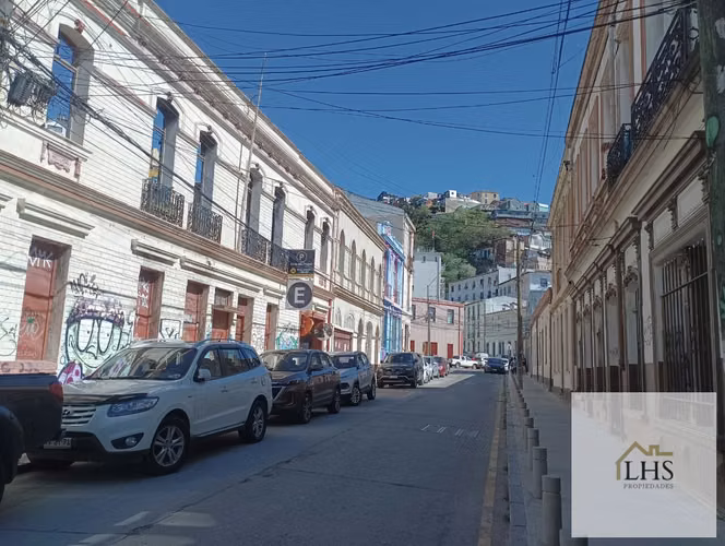 Inmueble Comercial de 3 Pisos: Taller, Oficinas, Bodega y Estacionamiento. Las Heras, Valparaíso