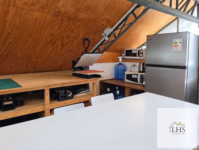 Inmueble Comercial de 3 Pisos: Taller, Oficinas, Bodega y Estacionamiento. Las Heras, Valparaíso