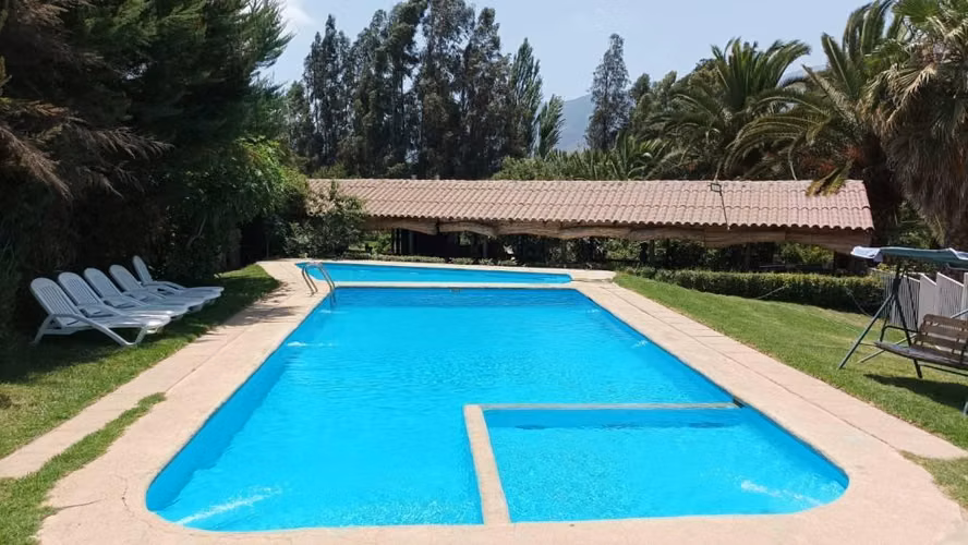 Parcela con 2 piscinas