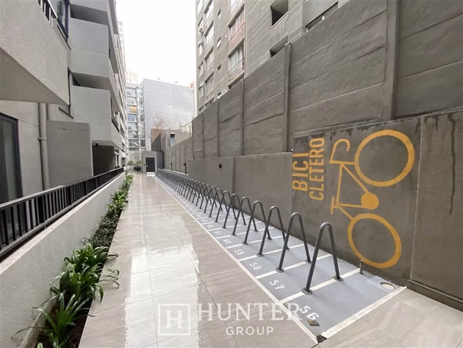 Arriendo Moderno Depto 1D1B Barrio Dieciocho Piscina Quincho - Imagen 27