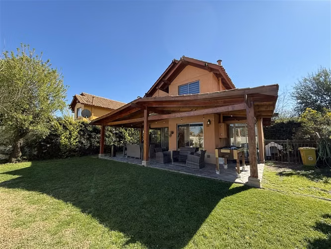 Venta casa con acceso a Laguna Ayres de Chicureo 4D y 3B