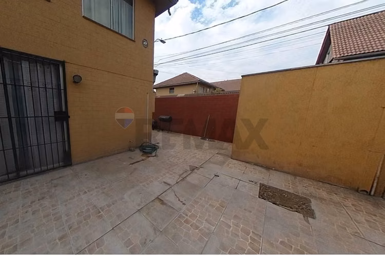 Casa esquina en altos de quilicura: 3d/2b y patio