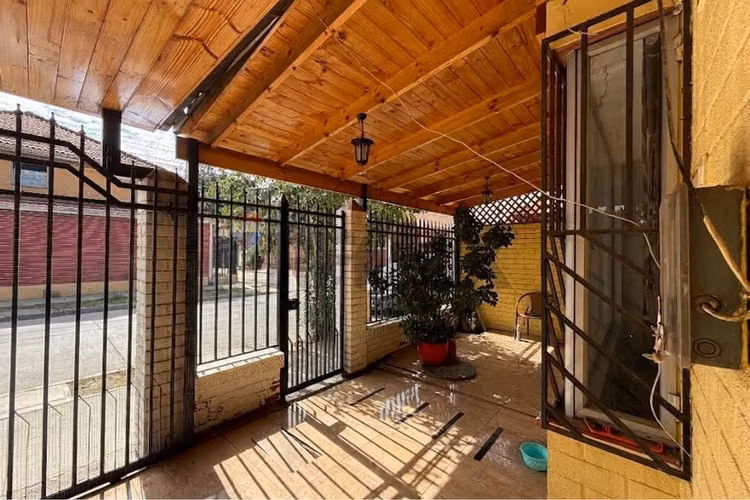 Amplia casa de 3 pisos en altos de quilicura