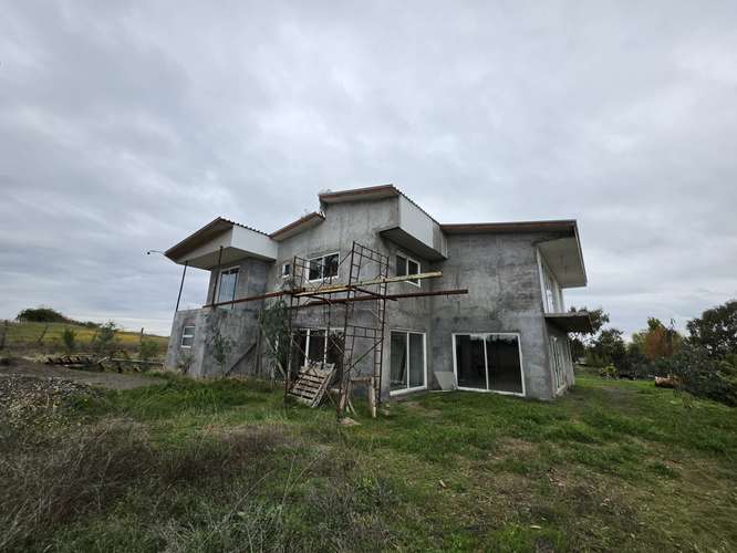 TERRENO CON CASA EN OBRA DE 400 M2  Y ALTO FLUJO VEHICULAR