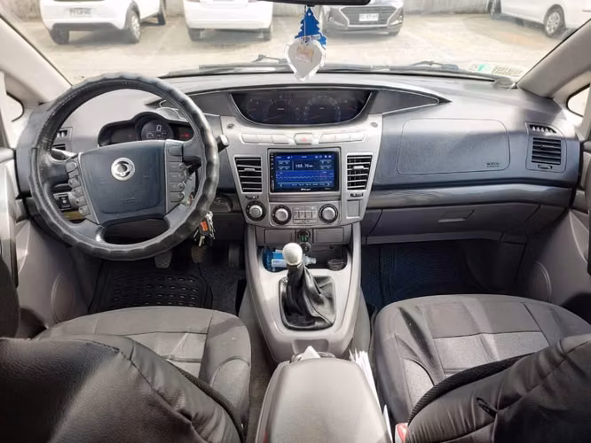 Vendo Ssangyong Stavic Diesel año 2014 - Imagen 4