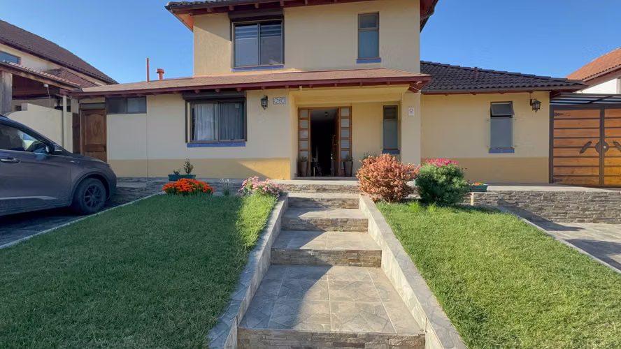 CASA 5D,4B, 4 ESTC/ 1BOD/ PATIO/ ANTEJARDIN (182187)