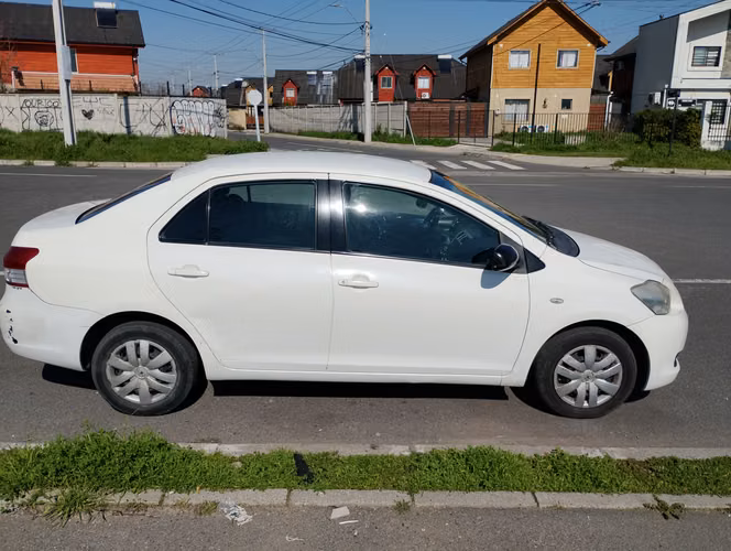 Toyota Yaris 2007 1.5 full , papeles al día, transferible ,detalles esteticos.